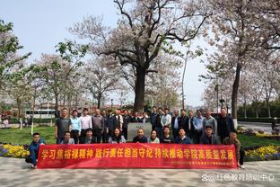 传奇安息！拜仁主场赛前众多球迷在安联球场外为贝肯鲍尔献花圈