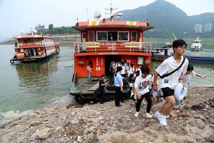 里弗斯：球队在伤病方面遭遇了很多打击 但为球员的坚持感到骄傲