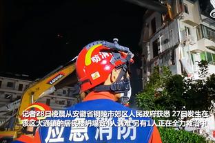 贝林厄姆和母亲马德里逛街被众多球迷包围